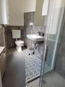 Koupelna v ubytování Günstige Monteurwohnung in Bad Grund