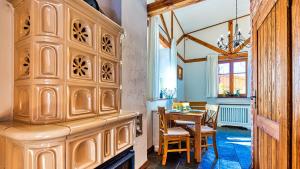 een keuken en eetkamer met een tafel en stoelen bij Aparthotel STARA PIEKARNIA by ROYAL APARTS in Szklarska Poręba