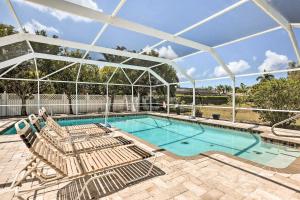 Colorful Cape Coral Retreat with Screened Lanai! 내부 또는 인근 수영장