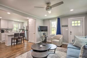 una sala de estar con un sofá y una mesa en Cozy House with Private Yard, Close to Downtown, en Greenville