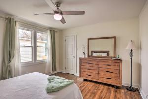 1 dormitorio con ventilador de techo y tocador con espejo en Cozy House with Private Yard, Close to Downtown, en Greenville