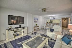 Televisyen dan/atau pusat hiburan di Stunning Ocean Views Daytona Beach Shores Condo