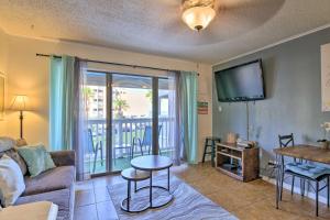ein Wohnzimmer mit einem Sofa und einem TV in der Unterkunft Beach Condo Balcony, Pool Access, Steps to Shore! in Corpus Christi