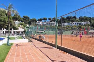 een tennisbaan met mensen op de baan bij Luxe studio met ruim terras, vlak aan zee! in Sitio de Calahonda