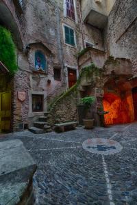 un antiguo edificio de piedra con una persona en una ventana en B&B Le Gemme, en Dolceacqua