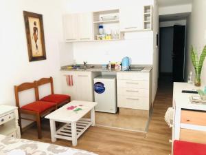 サルタにあるAires Verdes de Salta 2の小さなキッチン(小さなテーブル付)、小さなキッチン(カウンター付)