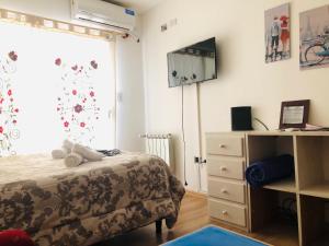 サルタにあるAires Verdes de Salta 2のベッドルーム(ベッド1台、ドレッサー、テレビ付)