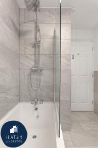 uma casa de banho com um chuveiro e uma banheira em FLATZY - Quiet Sefton Park Luxury Apartment em Liverpool