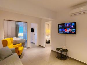 TV i/ili multimedijalni sistem u objektu WSD Hera Luxury Stylish 2BD Apt with City View Balcony Near Merto