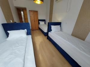 2 camas individuais num quarto com em Palma Vendégház em Szeged