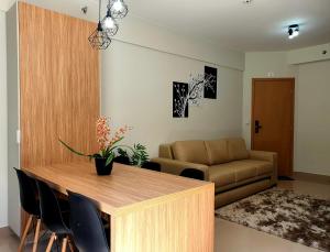 ein Wohnzimmer mit Sofa und Tisch in der Unterkunft Park Veredas com acesso ao rio no fundo in Rio Quente + 166 Fotos