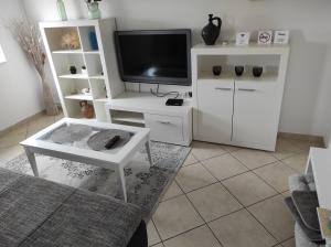 TV a/nebo společenská místnost v ubytování Apartman Eli 2