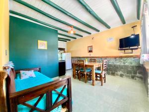 Una sala de estar con una mesa y un comedor. en Cabañas El Naranjo, en San Rafael