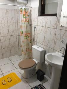 y baño con aseo y lavamanos. en Apê Aconchego en Águas de São Pedro