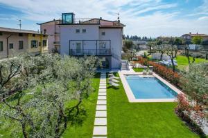 a villa with a swimming pool and a yard at Maison Bellini 1 in Toscolano Maderno