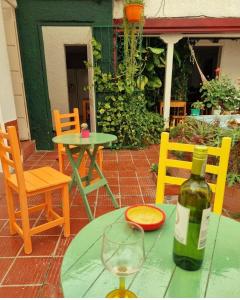 uma mesa com uma garrafa de vinho e um copo em Tatami Hostel em Bucaramanga