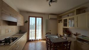 A kitchen or kitchenette at Villa del Biondo