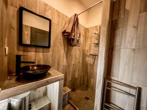 a bathroom with a sink and a mirror at Les Studios du Pêcheur - Hypercentre - Clim - City Trip in Ajaccio
