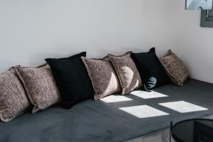 un montón de almohadas sentadas en un sofá en Imera Vista Suites en Imerovigli