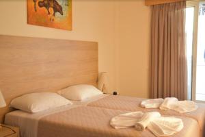 um quarto de hotel com duas camas com toalhas em International Hotel in Ilha de Rhodes