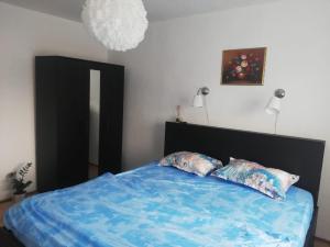 a bedroom with a bed with a black headboard and two pillows at Apartament Dodo in Cluj-Napoca