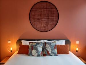 1 dormitorio con 1 cama con espejo en la pared en #SEASONS ֎ Haut Confort Lit King Size ֎ Centre Ville, en Épernay