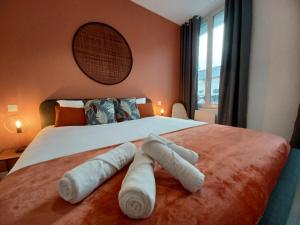 1 dormitorio con 1 cama grande y toallas. en #SEASONS ֎ Haut Confort Lit King Size ֎ Centre Ville, en Épernay