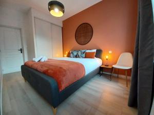 1 dormitorio con 1 cama, 1 mesa y 1 silla en #SEASONS ֎ Haut Confort Lit King Size ֎ Centre Ville, en Épernay