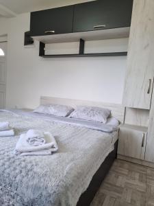 een slaapkamer met een bed met handdoeken erop bij NJEGUSI OASIS - a place to charge your batteries! in Njeguši