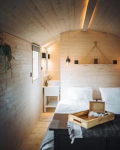 - une chambre avec un lit et un lavabo dans l'établissement Glamping - 25 min Roermond, Maasmechelen & Maastricht, à Kinrooi