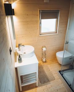 La salle de bains est pourvue d'un lavabo et de toilettes. dans l'établissement Glamping - 25 min Roermond, Maasmechelen & Maastricht, à Kinrooi