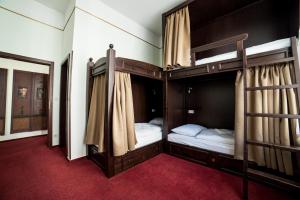 2 Etagenbetten in einem Zimmer mit rotem Teppich in der Unterkunft Vienna Boutique - Premium Hostel in Wien