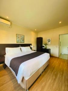 Una cama o camas en una habitación de Hotel Plaza Cienfuegos