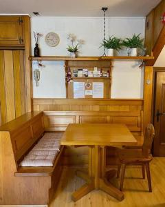 een eetkamer met een tafel en een bank bij Casa Vacanze Miramonti in Borca di Cadore