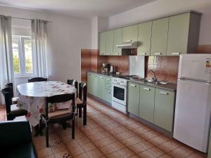 Apartment Lopar, Primorje-Gorski Kotar 1 tesisinde mutfak veya mini mutfak