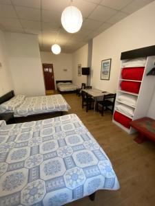 Postel nebo postele na pokoji v ubytování Hôtel Belle Vue d'Angleterre