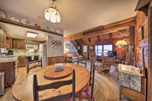 cocina y sala de estar con mesa de madera en una habitación en Lakefront Blairsville Cabin with Deck and Dock!, en Blairsville