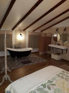 a room with a bath tub and a bed in it at Casa Miguel in Montejaque