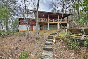 Κήπος έξω από το Lakefront Blairsville Cabin with Deck and Dock!
