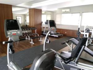 ein Fitnessstudio mit mehreren Laufbändern und Ergometern in der Unterkunft Cozy corner in South Jakarta in Jakarta