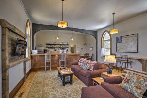 un soggiorno con due divani e una cucina di Renovated Historic Church Along Namekagon River! a Seeley
