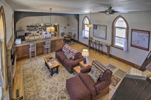 un soggiorno con due divani e una cucina di Renovated Historic Church Along Namekagon River! a Seeley