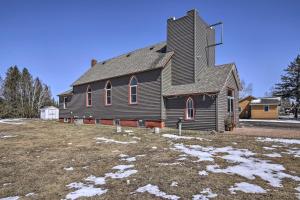 una chiesa con una torre in un campo di neve di Renovated Historic Church Along Namekagon River! a Seeley