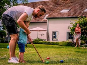 哈瑟爾特的住宿－Het Hemelsveld，玩球的男人和孩子
