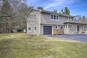 Photo de la galerie de l'établissement Stylish Pine Plains Home Near Parks and Hiking!, à Pine Plains