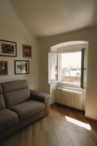 a living room with a couch and a window at Appartamento Villa Cristina in Genoa