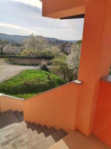 vistas al jardín desde el balcón de una casa en Apartman Tramonto, en Motovun