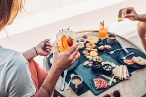 un grupo de personas sentadas alrededor de una mesa con un plato de comida en Monastery Estate Guesthouse, en Sougia