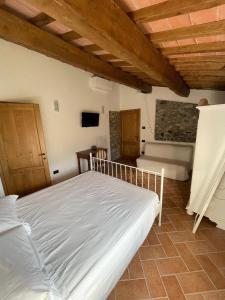 a bedroom with a white bed in a room at Affittacamere Il Vecchio Mandorlo in Montemagno