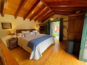 A bed or beds in a room at Dúplex de invitados en medio del bosque